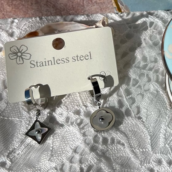 Clover Earrings NWT - Picture 2 of 6